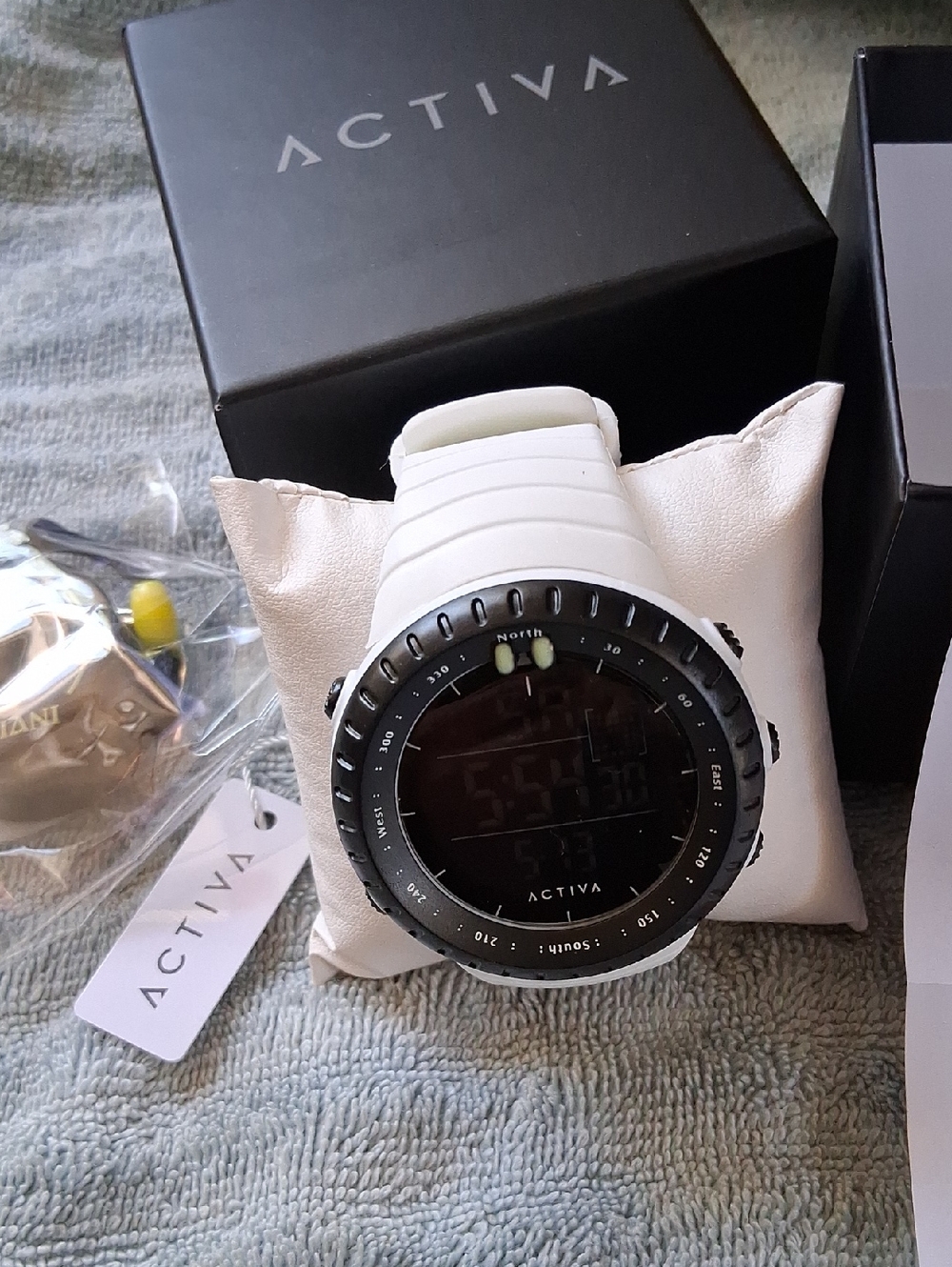 ATIVA WHITE DIGITAL W/BLK.BEZEL.ACW 1237. NWT